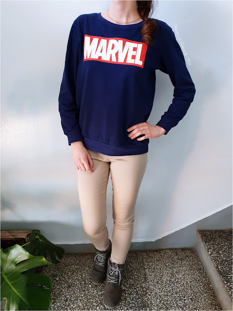 Granatowa bluza Marvel Biedronka, beżowe jeansy House, szare trapery Biedronka